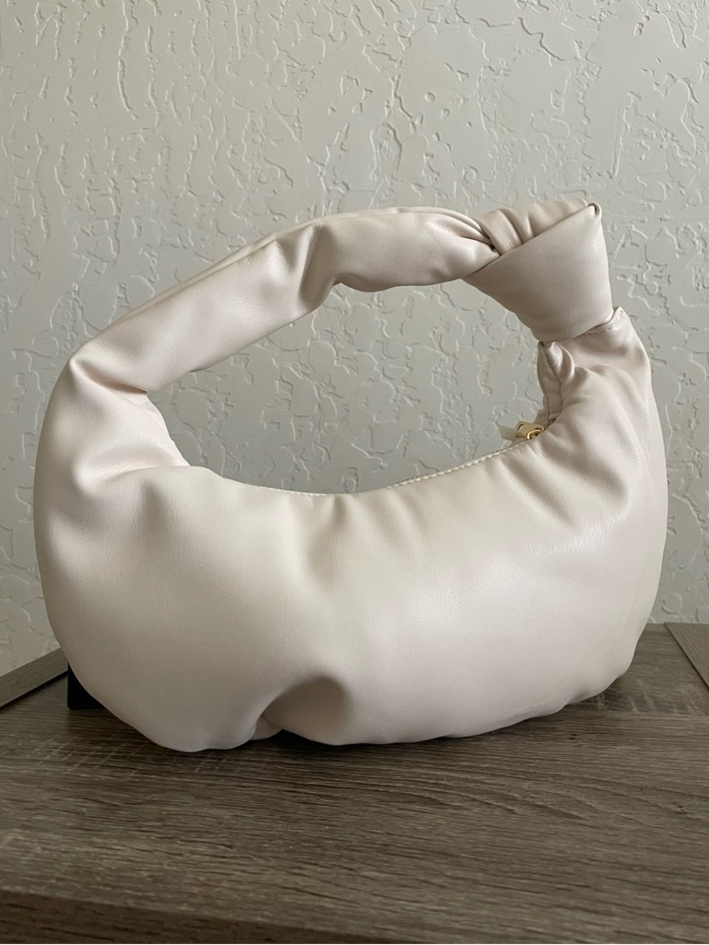 🤍 Melie Bianco Cream Knot Handle Hobo Bag NWT - Picture 4 of 6
